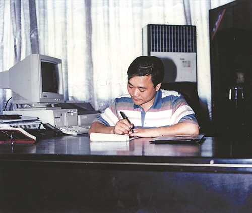 1998年李书福在路桥工作照